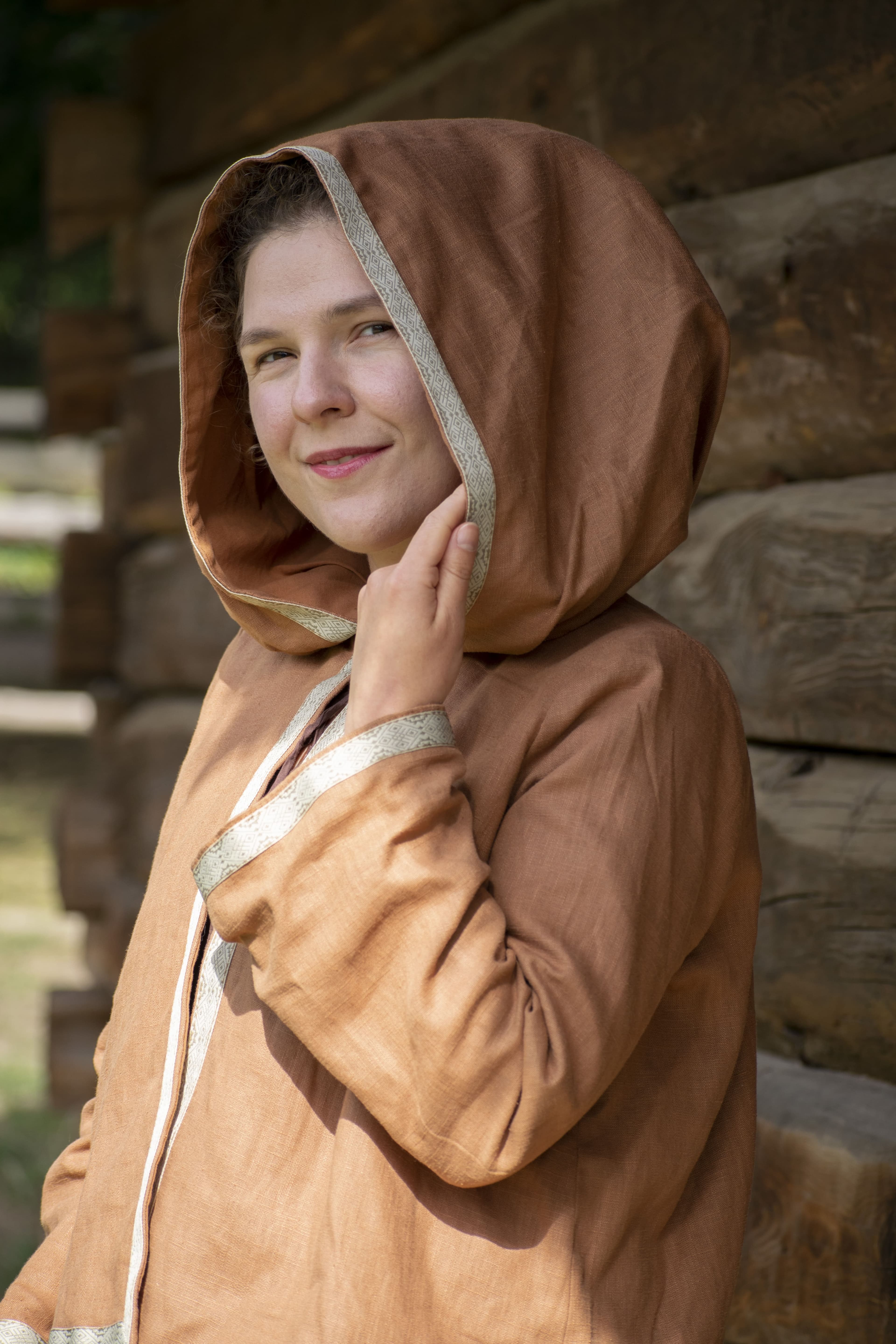 Peleryna „Słonecznica” – krótka karmelowa lniana peleryna z kapturem i rękawami