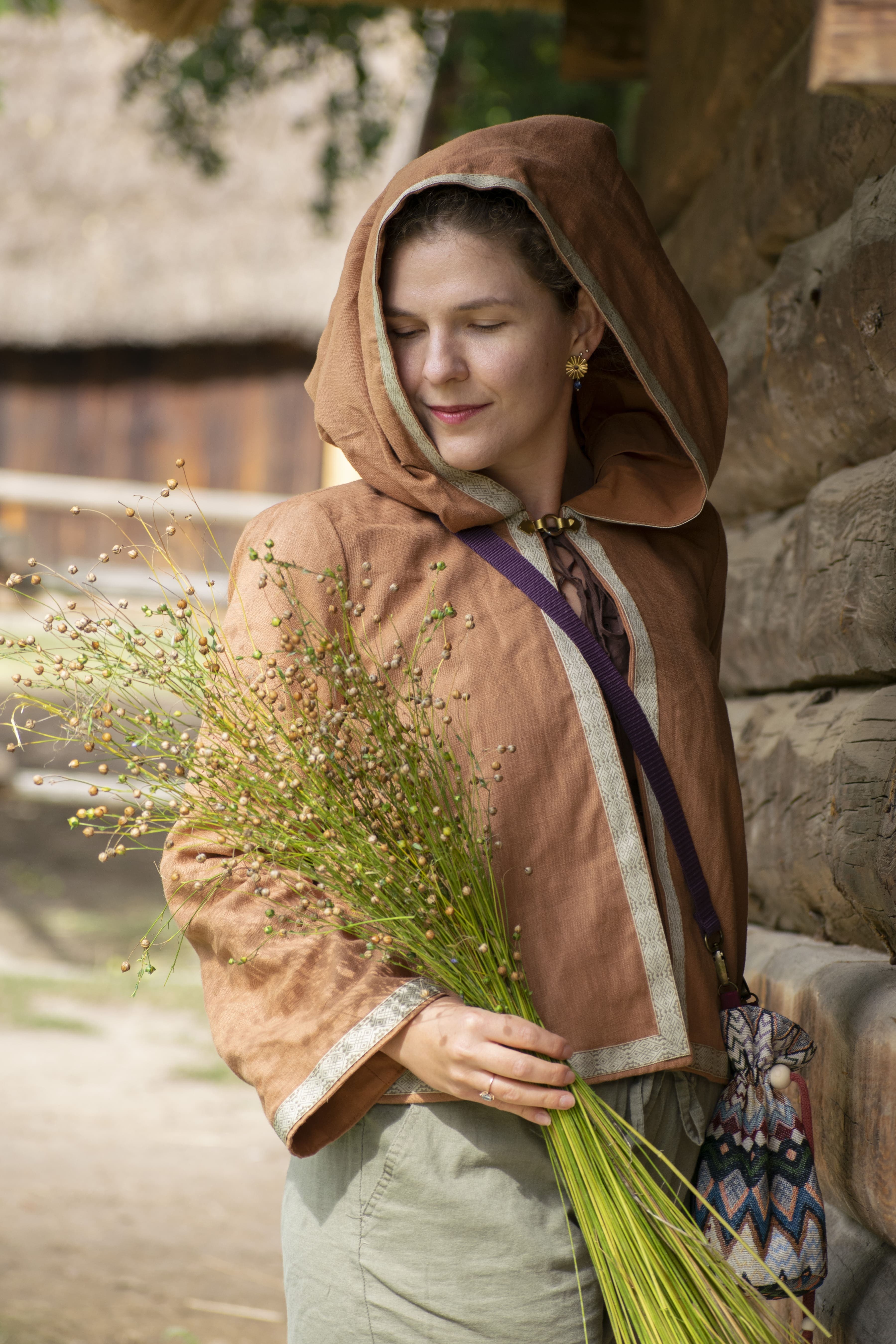 Peleryna „Słonecznica” – krótka karmelowa lniana peleryna z kapturem i rękawami