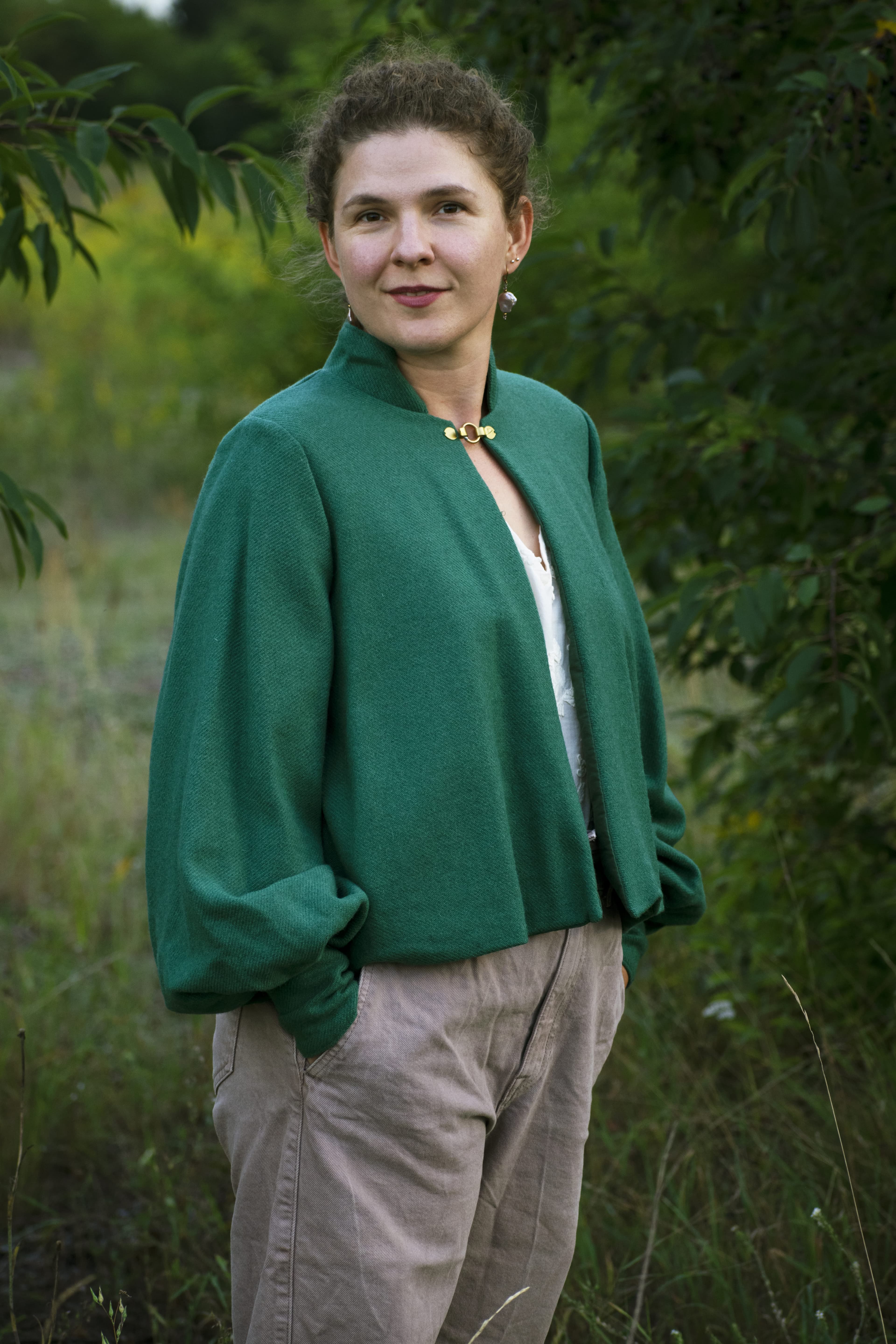 Peleryna „Malachitowa Czarodziejka” – krótka zielona wełniana peleryna ze stójką i rękawami