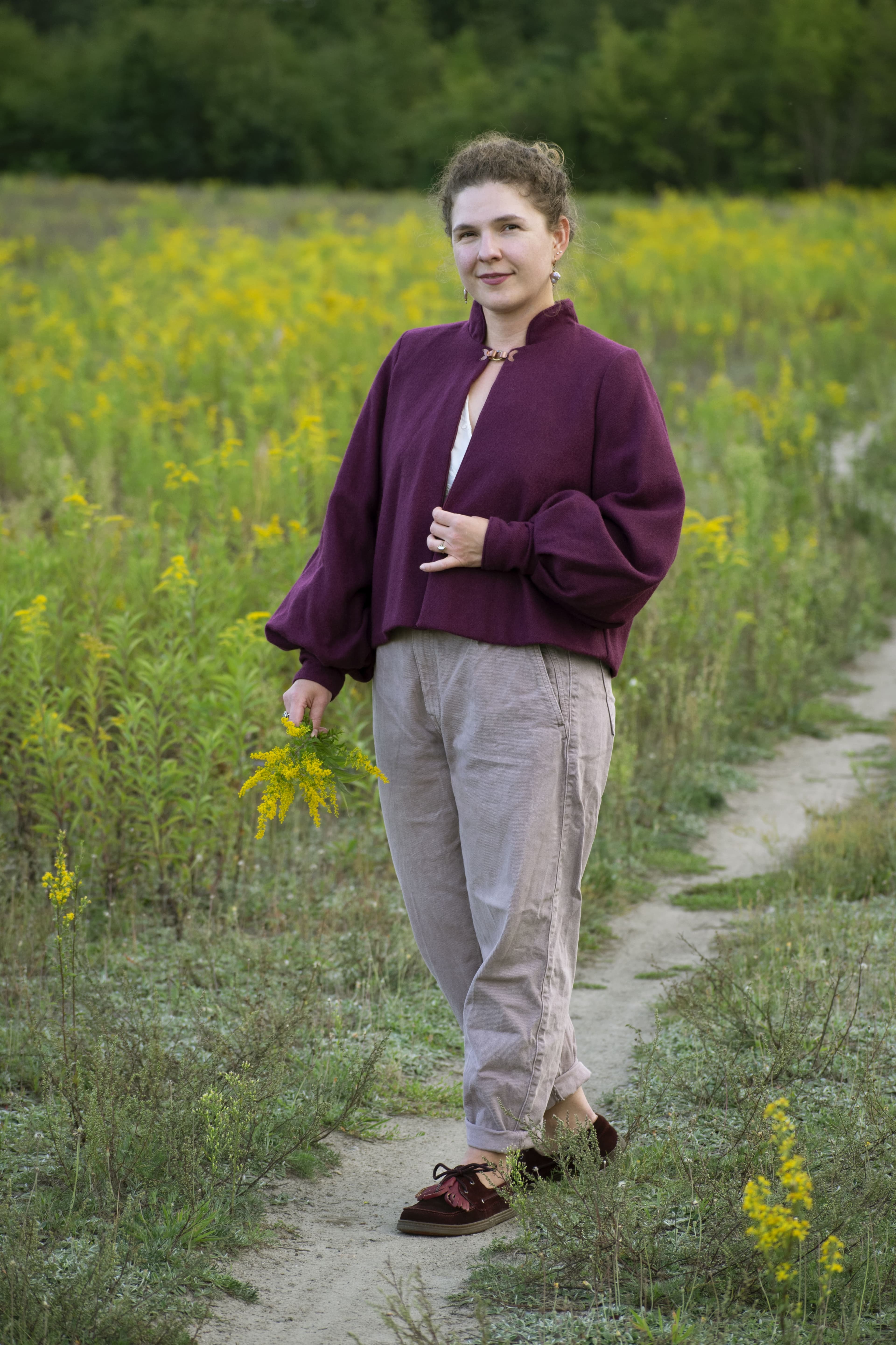 Peleryna „Purpurowa Czarodziejka” – krótka bordowa wełniana peleryna ze stójką i rękawami