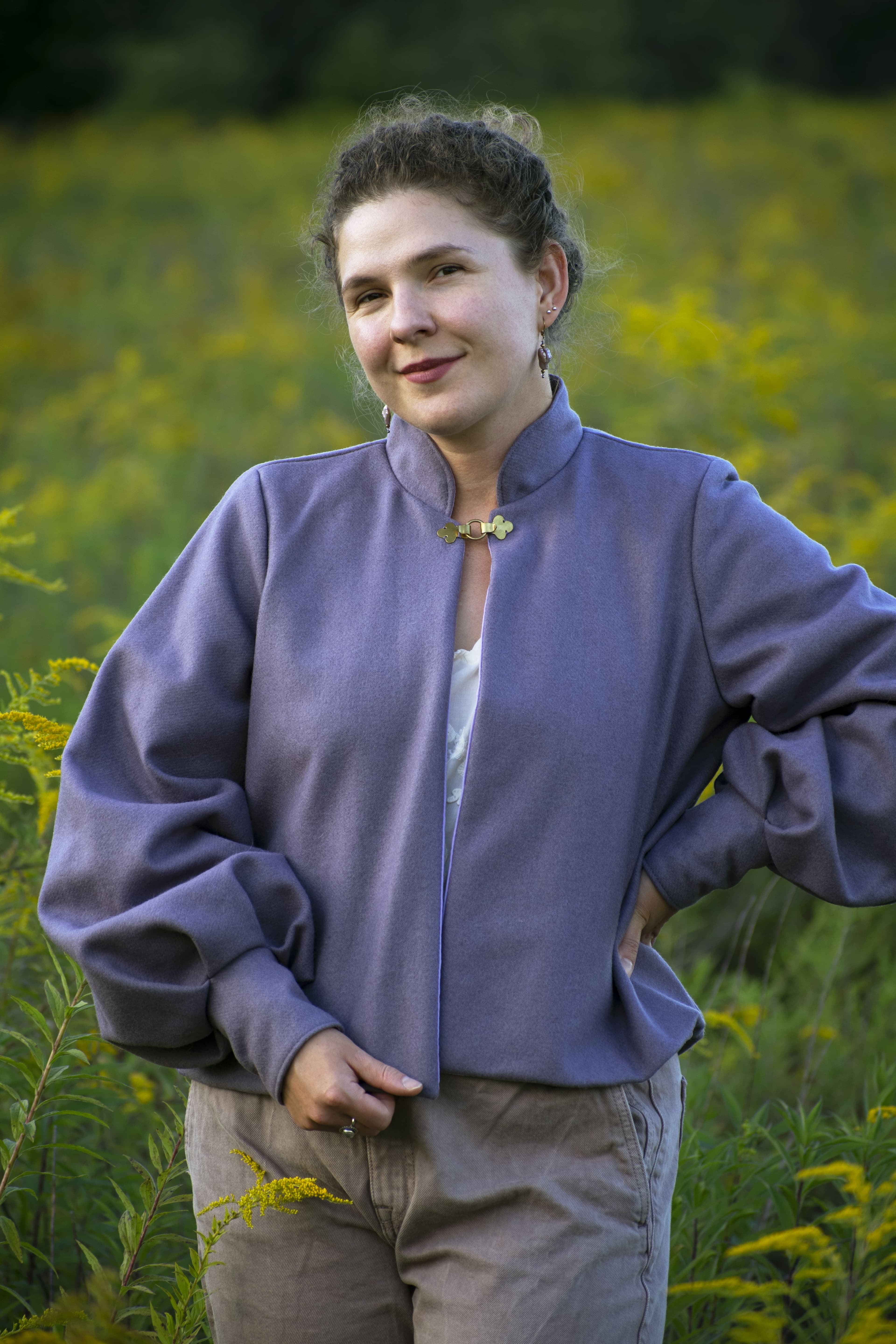 Peleryna „Lawendowa Czarodziejka” – krótka lawendowa wełniana peleryna ze stójką i rękawami
